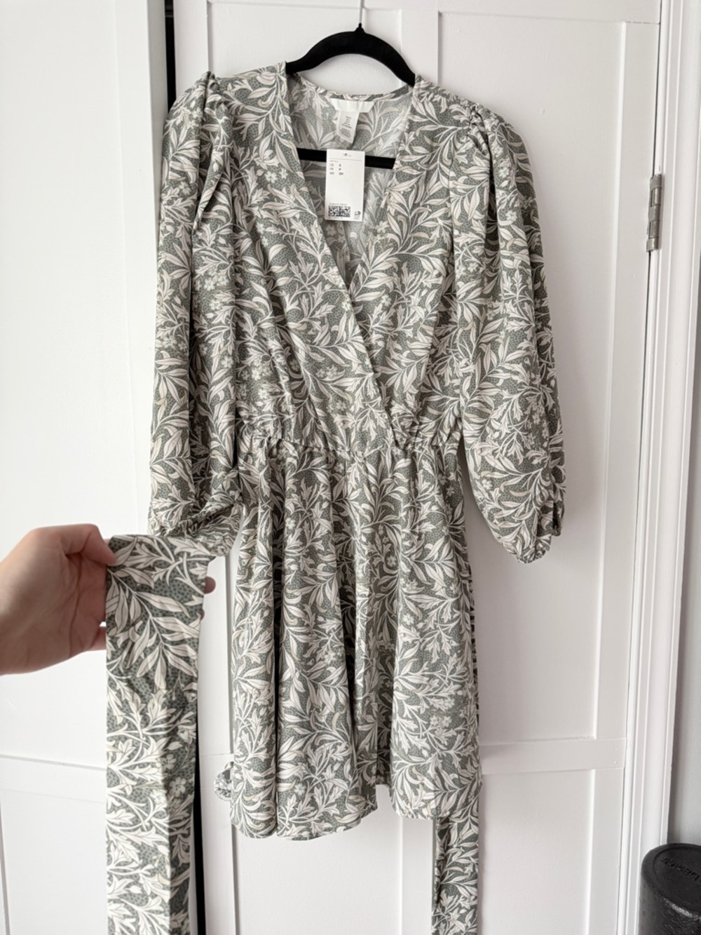 H&M Floral Tie-Belt Wrap Dress in Sage Green Women size S